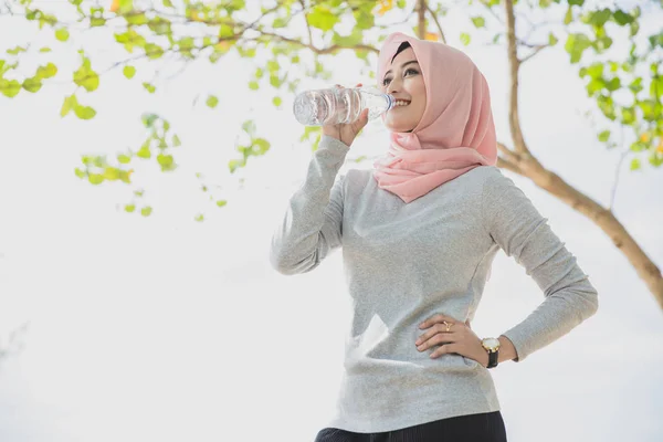 Schöne sportliche Frau trägt Hijab — Stockfoto