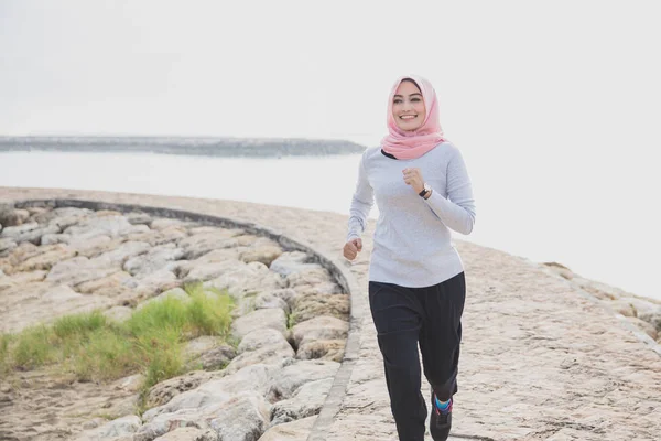 Mooie sportieve vrouw die het dragen van hijab — Stockfoto