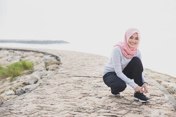 Hijab giyen güzel sportif kadın — Stok fotoğraf