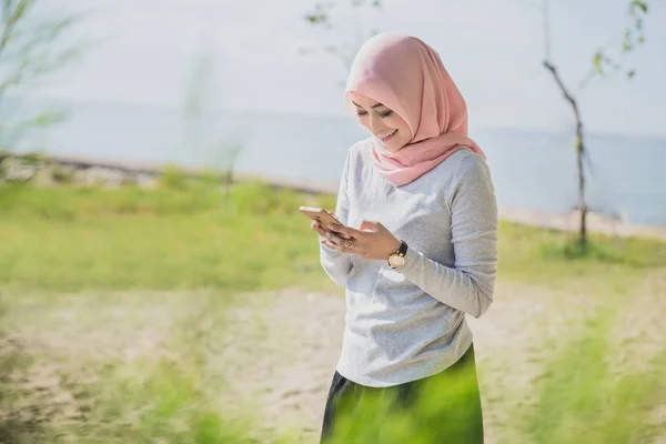 Hermosa mujer usando hijab — Foto de Stock