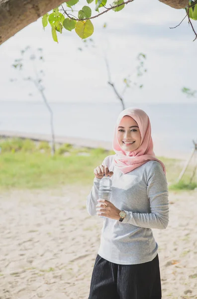 Wanita cantik sporty mengenakan jilbab — Stok Foto