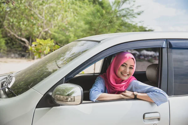 Mulher asiática vestindo hijab viajando com um carro em férias de verão — Fotografia de Stock