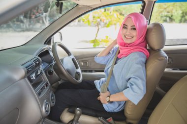 güzel kadın sürüş sırasında güvenliği için emniyet kemeri takıyor bir