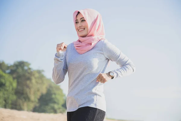Υγιή σπορ γυναίκα φορούσε μαντίλα χαμογελώντας ενώ τρέξιμο — Φωτογραφία Αρχείου