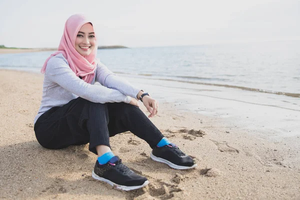 Mujer deportiva usando hijab tomar un descanso después de correr —  Fotos de Stock