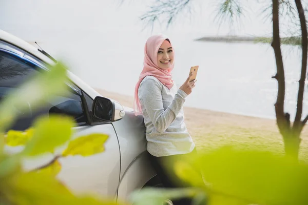Mooie vrouw het dragen van hijab mager terug op haar auto ingedrukt — Stockfoto