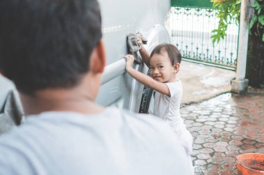 Çocuk baba araba yıkamak için yardım