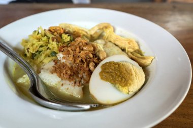 Hindistan cevizi sütü çorba ve tavuk yumurta