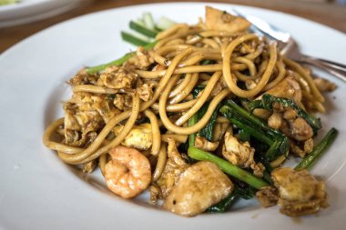 Udon erişte karides ve sebze ile