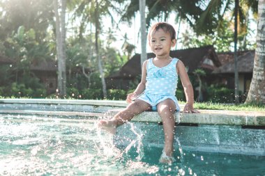 su ile oynayan çocuk 