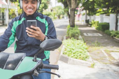 Cep telefonu kullanan adam 