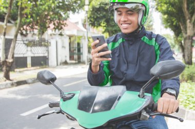 Cep telefonu kullanan adam 