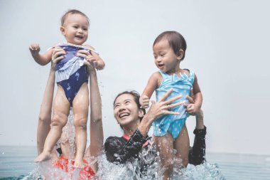 Anneler bebekler elinde tutan