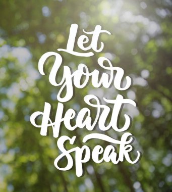 Yeşil ağaçların dallarında 