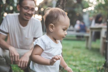 Baba bebek Park'ta zevk ile