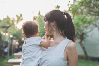 Bahçe kollarında bebek ile anne