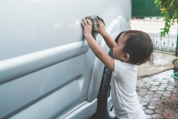 かわいい子の車を洗浄 — ストック写真