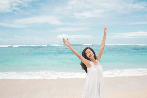 Aufgeregte Frau genießt den Sommer am Strand — Stockfoto