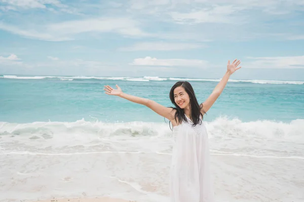 Upphetsad kvinna som njuter av sommaren på stranden — Stockfoto