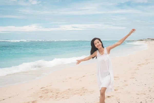 Donna eccitata godersi l'estate sulla spiaggia — Foto Stock