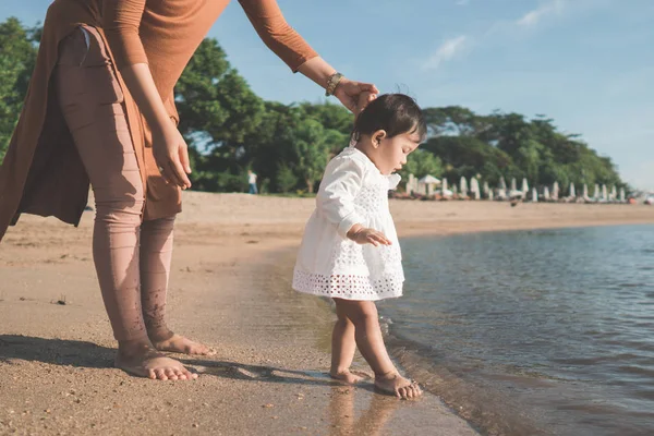 Dziecko stara się chodzić po plaży — Zdjęcie stockowe