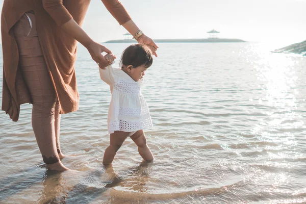 Bébé essayant de marcher sur la plage — Photo