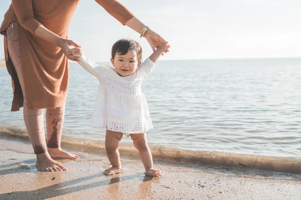 Baby proberen te lopen op het strand — Stockfoto