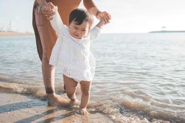 Bébé essayant de marcher sur la plage — Photo