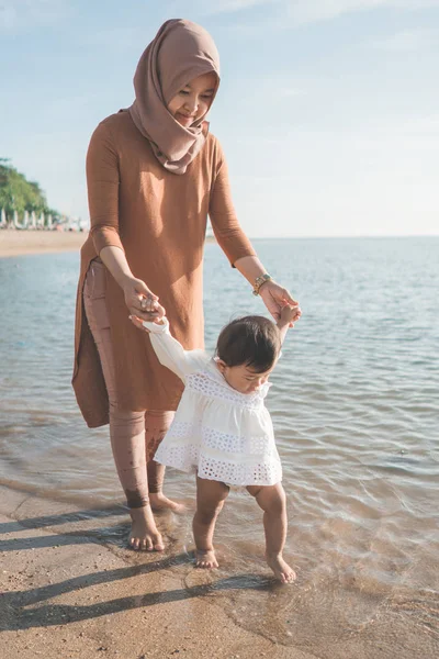 Baby proberen te lopen op het strand — Stockfoto