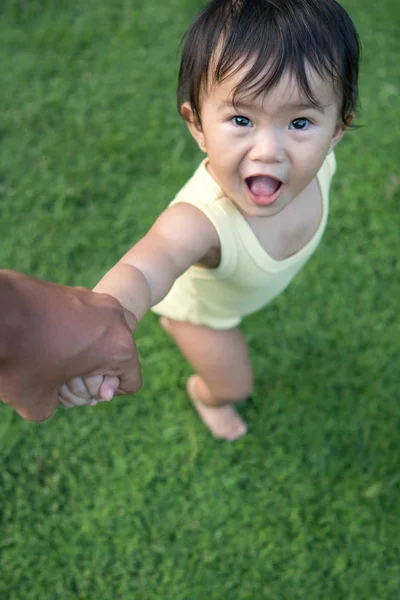 Menina andando na grama pela primeira vez — Fotografia de Stock