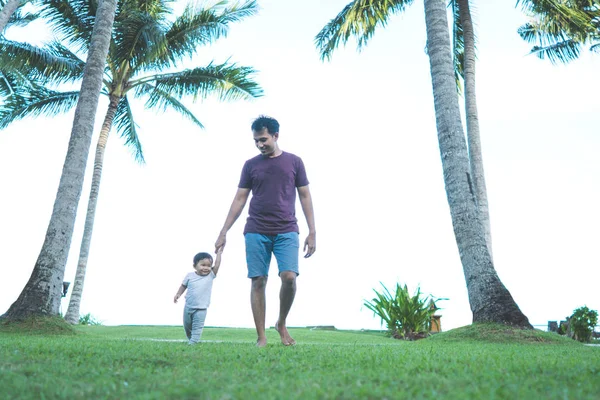 Fille avec papa marche dans le parc — Photo