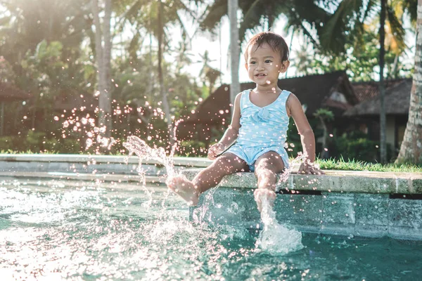 Kid playing with water — Stock Photo, Image