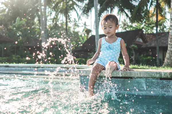 孩子在玩水 — 图库照片