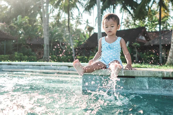 Kid playing with water — Stock Photo, Image