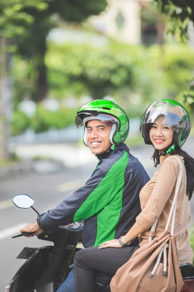 Mototaxista levando passageiro — Fotografia de Stock