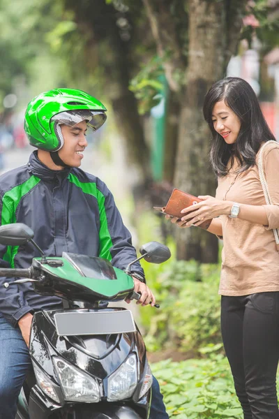 Cliente que paga por el viaje al conductor — Foto de Stock