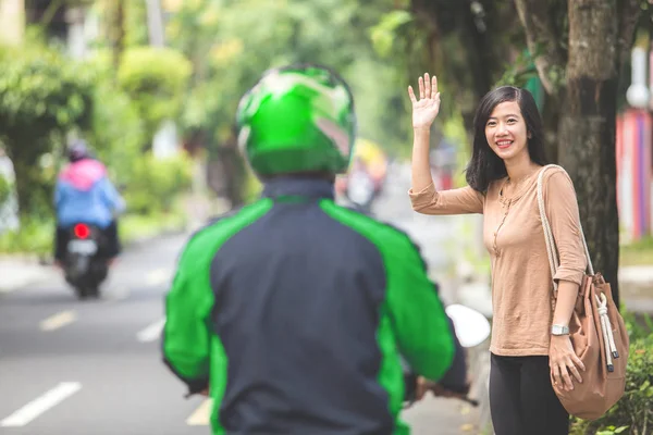 Kobieta zamawiania motocykl taksówką — Zdjęcie stockowe