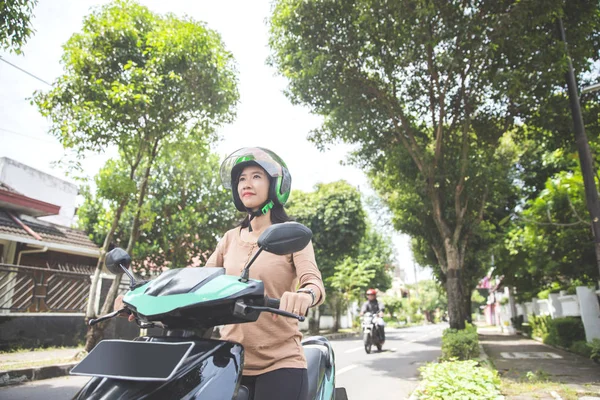 Mulher andar de moto — Fotografia de Stock