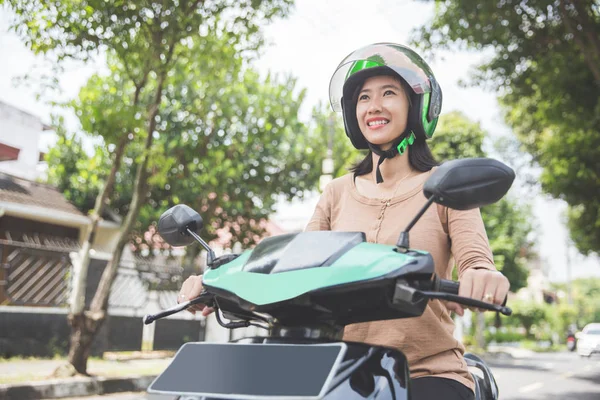 Mujer montando moto — Foto de Stock