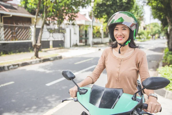 Mujer montando moto — Foto de Stock