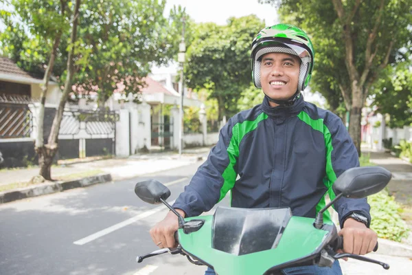 Hombre feliz montando en moto — Foto de Stock