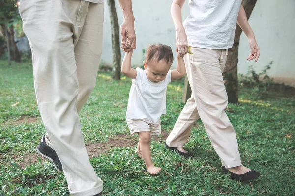 Szülő aranyos baba park séta — Stock Fotó