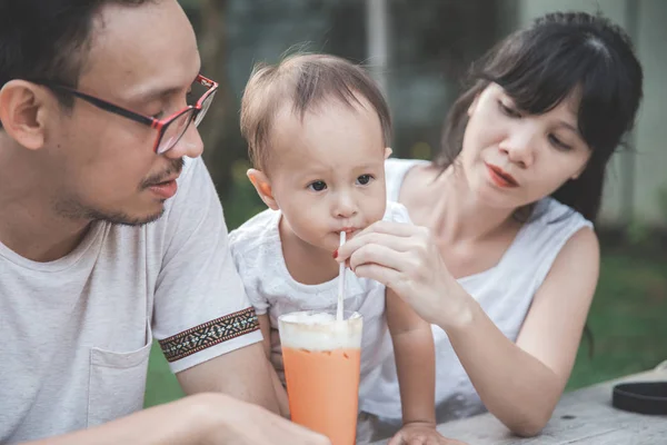 Rodzice dając dziecko zdrowe soki — Zdjęcie stockowe