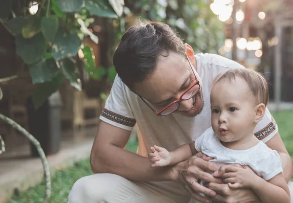 Father with baby enjoying in park — Stock Photo, Image