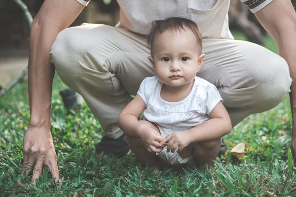 Padre con bambino accovacciato nel parco — Foto Stock