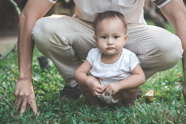 Padre con bebé acurrucado en el parque — Foto de Stock