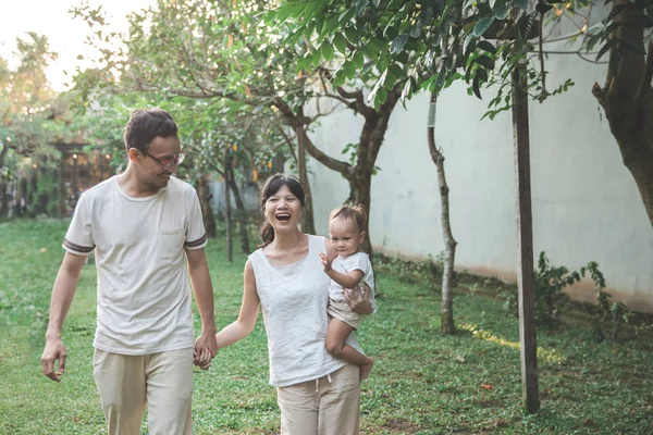 Familie geht gemeinsam im Park spazieren — Stockfoto