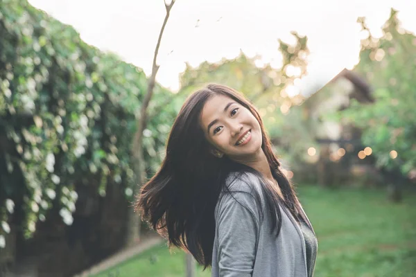 Attraktiv asiatisch frau genießen im park — Stockfoto