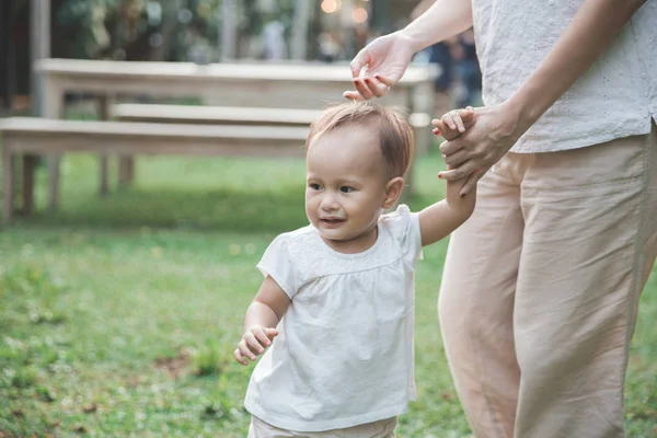 Bambino che cerca di camminare nel parco — Foto Stock