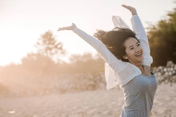 Asiatisk kvinna hoppa på stranden — Stockfoto